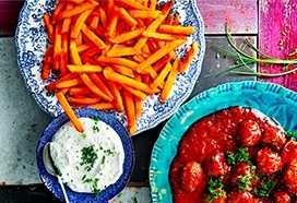 Gehaktballetjes in barbecuesaus met zoete aardappelfriet