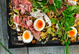 Rösti-preigratin met mascarpone, rosbief & zacht eitje