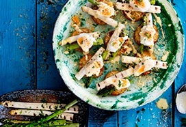 Asperges met een gepocheerd eitje en rösti rondjes