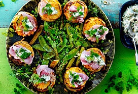 Citroengratins met varkenshaas, remouladesaus en voorjaarsgroenten