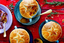 Romige pastinaaksoep met zoete aardappel en een bladerdeegdakje