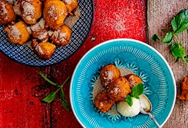 Fritelle van zoete aardappel met ijs