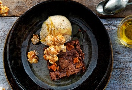 Zoete aardappel-brownie met ijs, karamelpopcorn & olijfolie