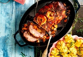 Appel-tijmrollade met vlierbloesemsiroop en dragon-geitenkaaspureerozetjes