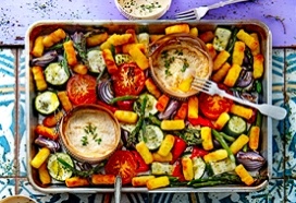 Groentetraybake met aardappelkroketjes en uienchutney