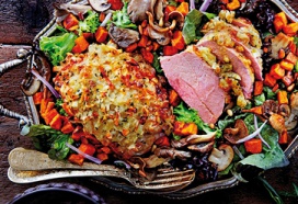 Beenham met röstidragonkorstje, kruidige pruimensaus en salade met zoete aardappel en paddenstoelen