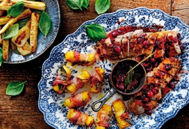 Varkenshaas met cranberrysaus, bacon-saliekroketjes en geroosterde pastinaak