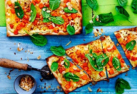 Flammkuchen met spinazie, zoete aardappel en amandel