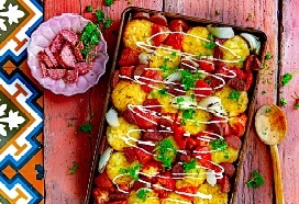 Traybake met röstirondjes, salami, tomaat en aioli