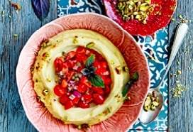 Loaded puree met gemarineerde tomaatjes en pistachenoten