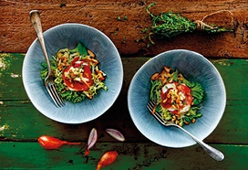 Geroosterde geitenkaas met serranoham en honing-tijmrösti