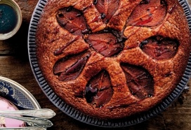 Chocoladetaart met zoete aardappel en port-amarettopeer