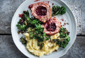 Kerstbal met cranberryvulling, boerenkool en knolselderijpuree