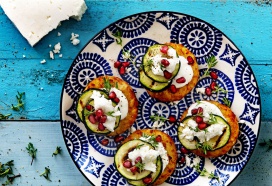 Röstirondje met tzatziki, gegrilde courgette, feta en granaatappel