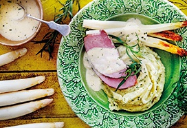 Kruidenpuree met geroosterde asperges en beenham in dragonsaus