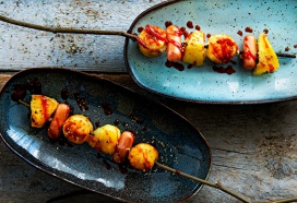 Rösti spiesen met worstjes en ananas