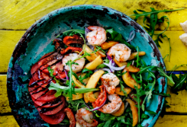 Maaltijdsalade met knoflookgarnalen en rucola