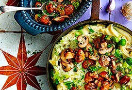 One Pan preistamppot met boerenkaaspuree en knoflookchampignons