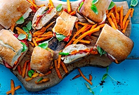 Ovenpanino met mozzarella, salami en zoete friet