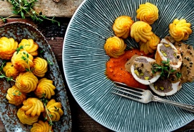 Gevulde kiprolletjes met kalfsgehakt, pompoenpuree en Pom’ Duchesse