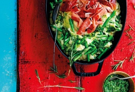 One Pan rozemarijnpuree met sperziebonen, pesto en parmaham