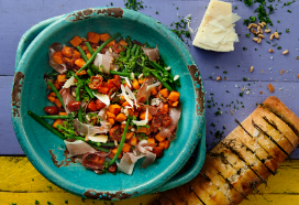 Lauwwarme bonensalade met zoete aardappel en pecorino