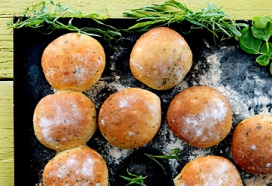 Homemade hamburgerbroodje van rösti en kruiden