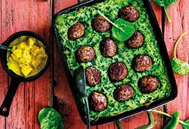 Spinazieschotel met gehaktballetjes en appel-kerriesaus