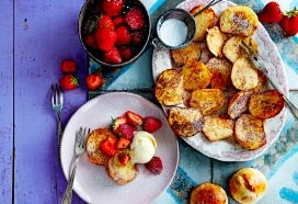 Pain perdu van aardappelbroodjes met roomijs en aardbeien