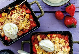 Aardbei-rabarbercrumble met limoen-yoghurtroom