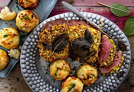 Bavette met sinaasappel-pistachekorst en bloemkoolgratins