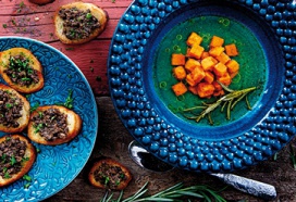 Rozemarijnbouillon met zoete aardappel en truffelcrostini