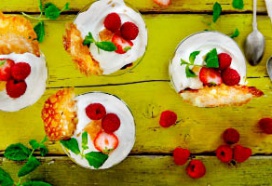 Trifle met gemberhangop, rood fruit en röstikletskop