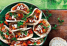 Miniflatbreads met pulled pork met BBQ-ginsaus en zoete aardappelblokjes