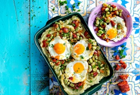 Ovenschotel met tuinbonen, kruidenpuree, chorizo en spiegelei