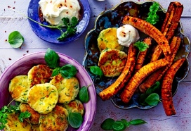 Corn ribs & courgette-kaaskoekjes met geklopte feta