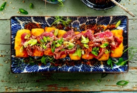 Beef tataki met aardappelkroketjes en sesam