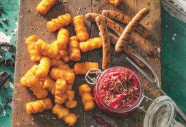 Pickles met grillworstjes en aardappelkroketjes