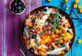 One Pan pompoenpuree met gehakt, olijven en tijm