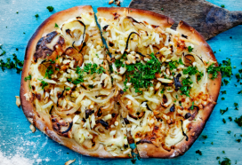 Flammkuchen met rösti, ui & gruyère