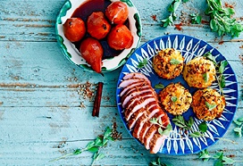 Gepocheerde peer met wijn, beenham en selderijgratins