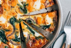 Zoete aardappeltortilla met spinazie