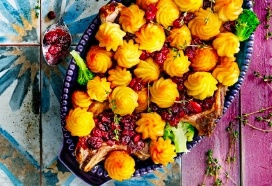 Broccolischotel met karbonades, cranberrycompote en Pom’ Duchesse