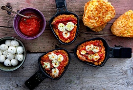 Gourmetpizzaatjes met tomaat en mozzarella