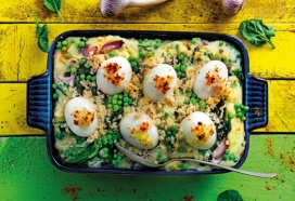 Spinazie-erwtenschotel met kerrie en ei