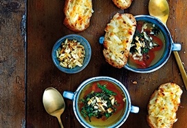 Geroosterde paprikabouillon met boerenkoolchips en rösti-tijmkrokant